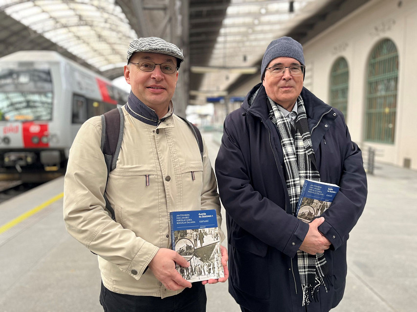 Jan Štemberk a Ivan Jakubec (zleva) s knihou Člověk na železnici 1 Jan Štemberk a Ivan Jakubec (zleva) s knihou Člověk na železnici 1